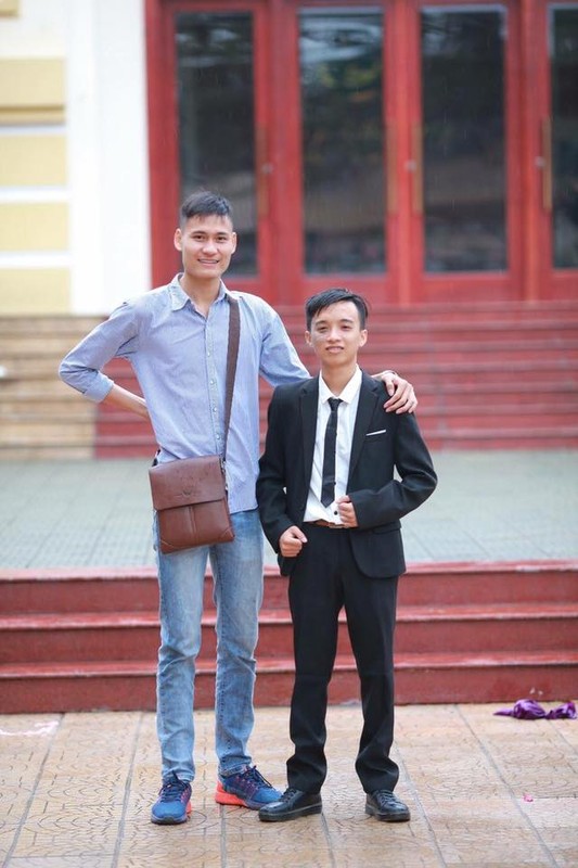 Doi ban nu truong Y lech chieu cao 35cm gay sot-Hinh-9